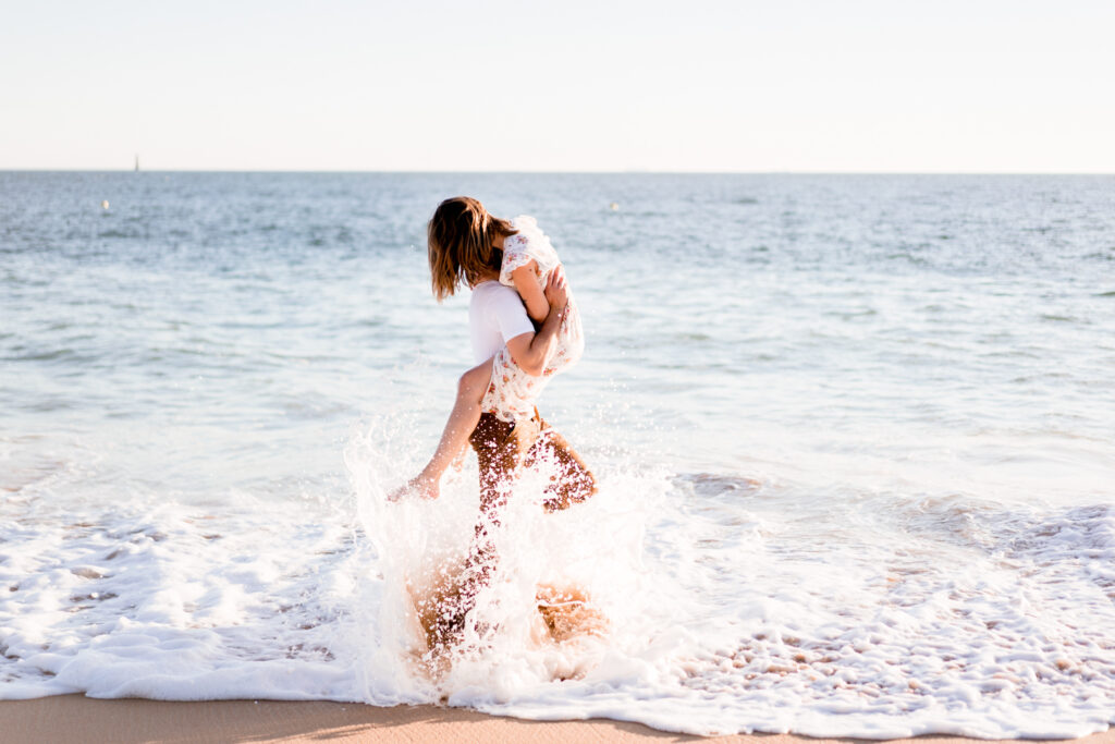 découvrez une jolie séance couple à la plage. Coucher de soleil amour et charme de la côte ouest