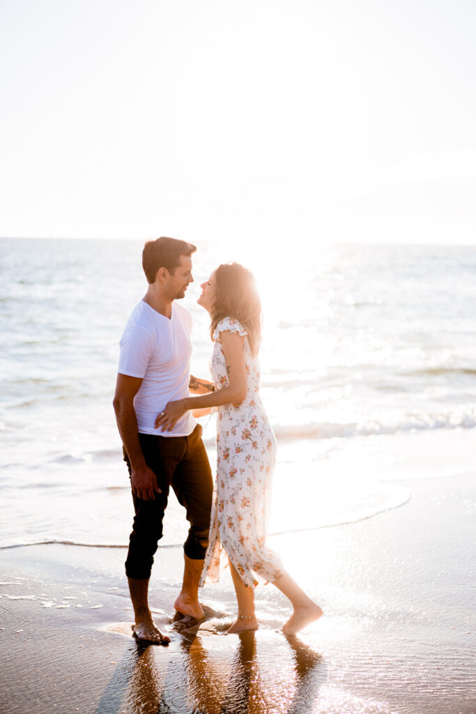 découvrez une jolie séance couple à la plage. Coucher de soleil amour et charme de la côte ouest