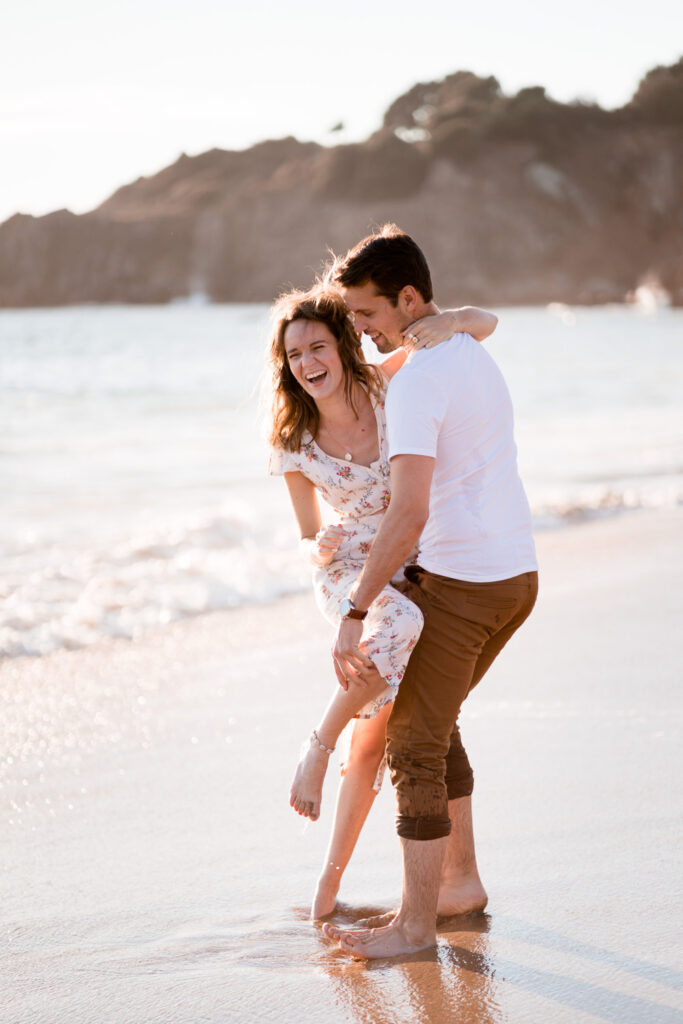 découvrez une jolie séance couple à la plage. Coucher de soleil amour et charme de la côte ouest