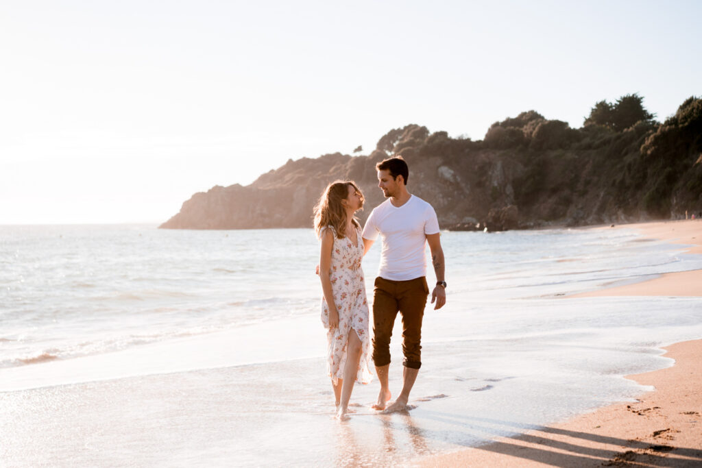 découvrez une jolie séance couple à la plage. Coucher de soleil amour et charme de la côte ouest