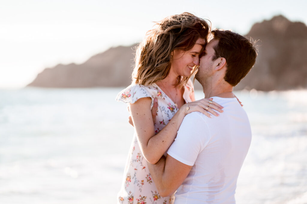 découvrez une jolie séance couple à la plage. Coucher de soleil amour et charme de la côte ouest