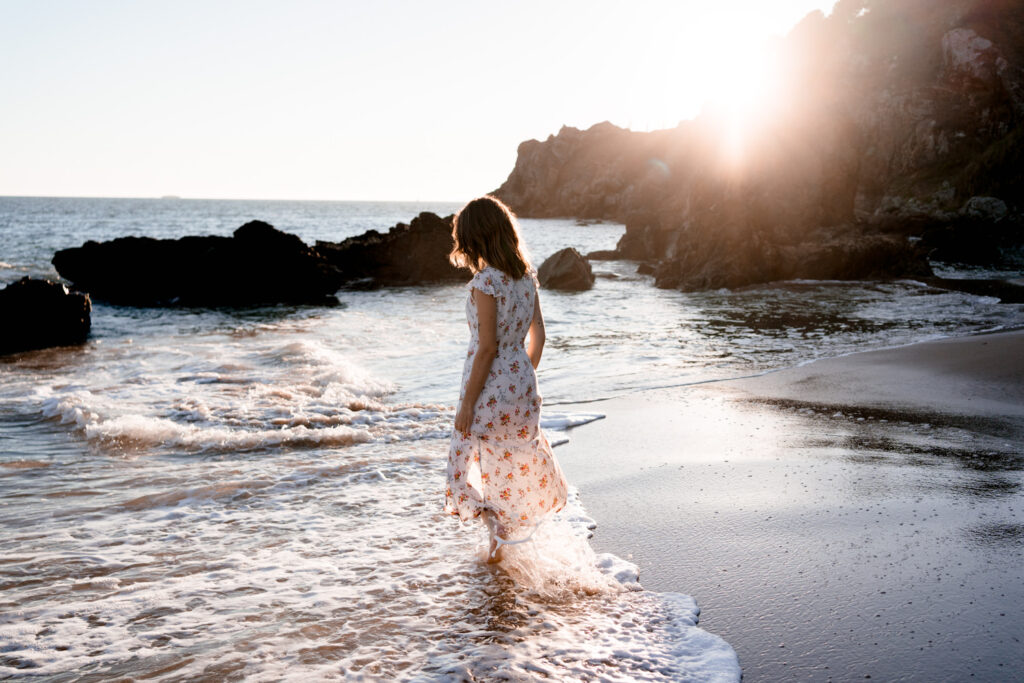 découvrez une jolie séance couple à la plage. Coucher de soleil amour et charme de la côte ouest