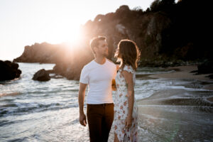 découvrez une jolie séance couple à la plage. Coucher de soleil amour et charme de la côte ouest