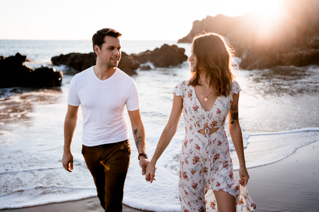 découvrez une jolie séance couple à la plage. Coucher de soleil amour et charme de la côte ouest