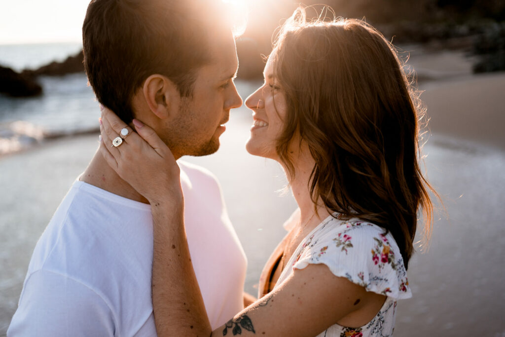 découvrez une jolie séance couple à la plage. Coucher de soleil amour et charme de la côte ouest