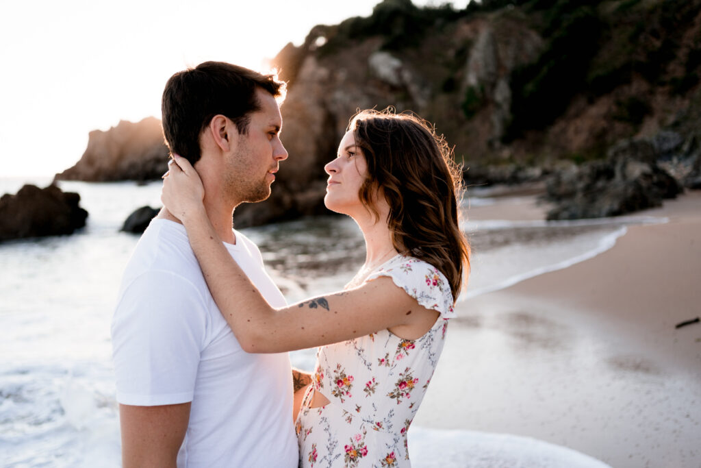 découvrez une jolie séance couple à la plage. Coucher de soleil amour et charme de la côte ouest