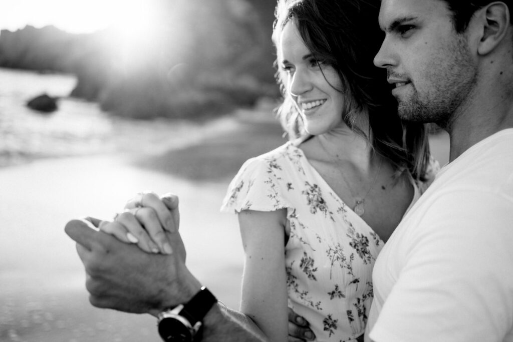 découvrez une jolie séance couple à la plage. Coucher de soleil amour et charme de la côte ouest