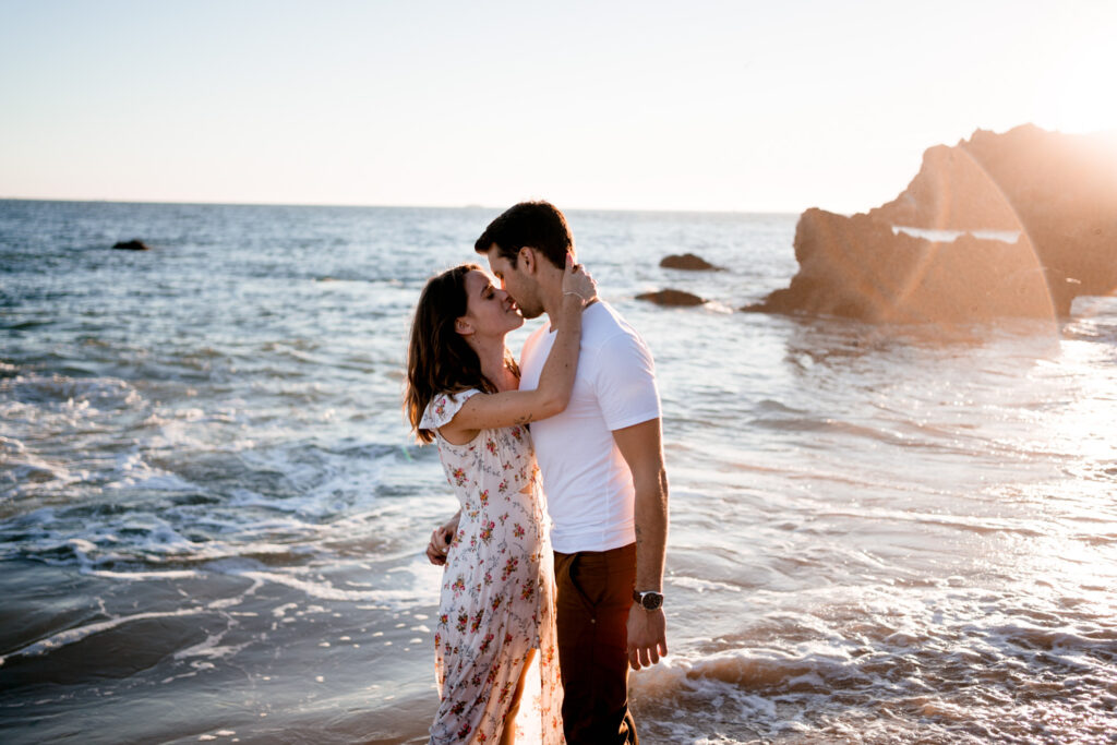 découvrez une jolie séance couple à la plage. Coucher de soleil amour et charme de la côte ouest