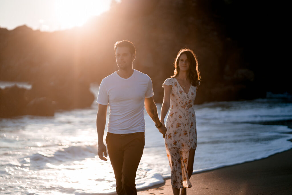 découvrez une jolie séance couple à la plage. Coucher de soleil amour et charme de la côte ouest