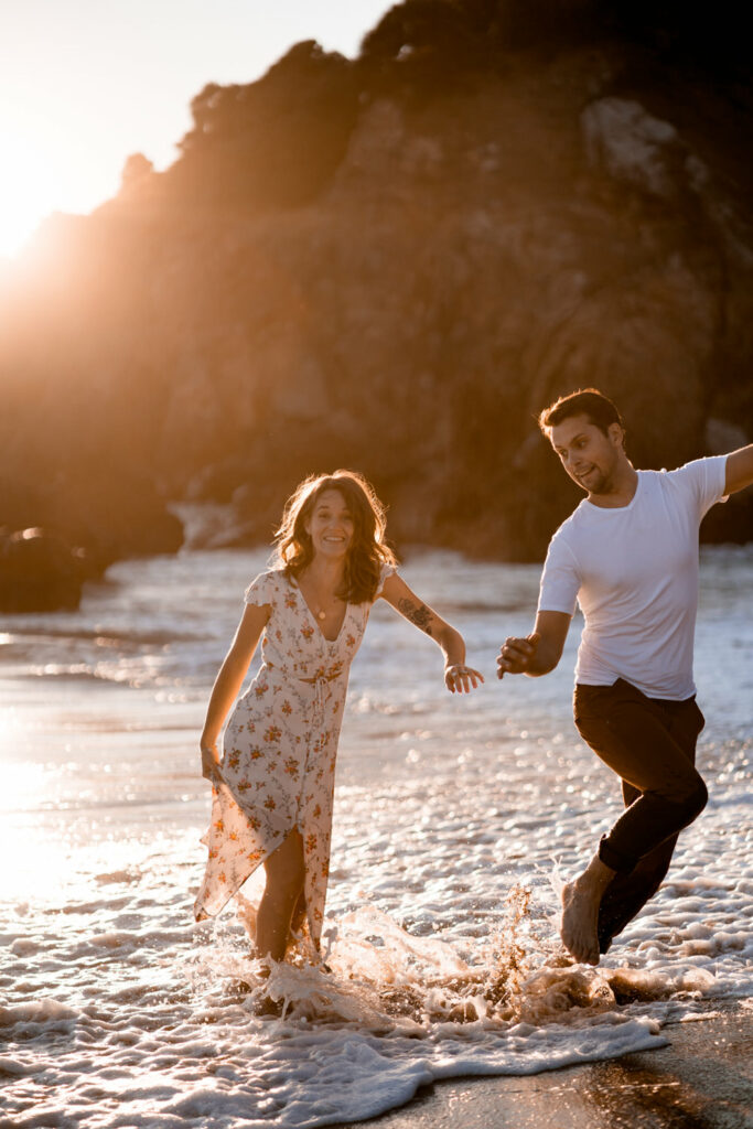 découvrez une jolie séance couple à la plage. Coucher de soleil amour et charme de la côte ouest