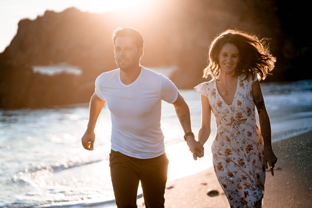 découvrez une jolie séance couple à la plage. Coucher de soleil amour et charme de la côte ouest