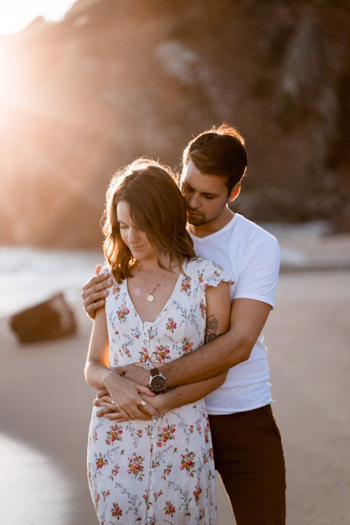 découvrez une jolie séance couple à la plage. Coucher de soleil amour et charme de la côte ouest