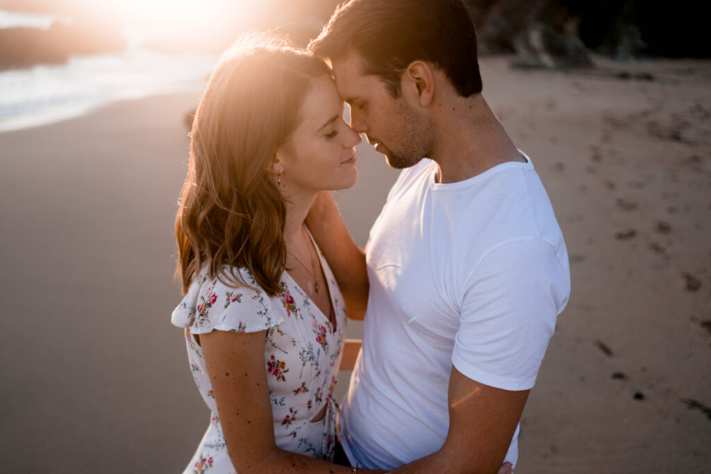 découvrez une jolie séance couple à la plage. Coucher de soleil amour et charme de la côte ouest