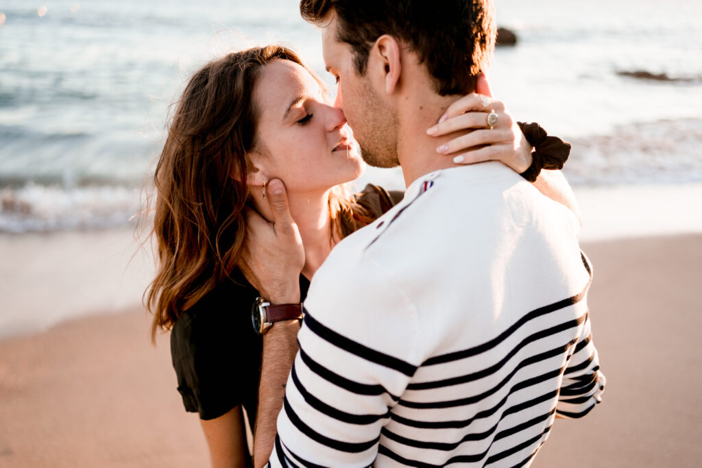 découvrez une jolie séance couple à la plage. Coucher de soleil amour et charme de la côte ouest