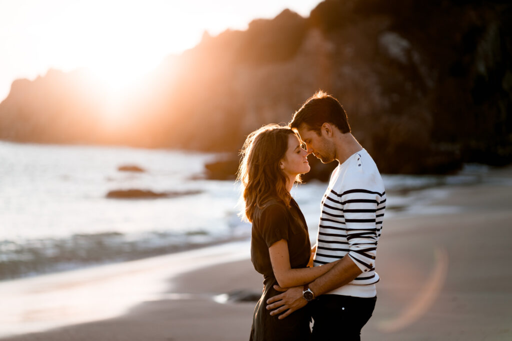 découvrez une jolie séance couple à la plage. Coucher de soleil amour et charme de la côte ouest