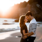 découvrez une jolie séance couple à la plage. Coucher de soleil amour et charme de la côte ouest