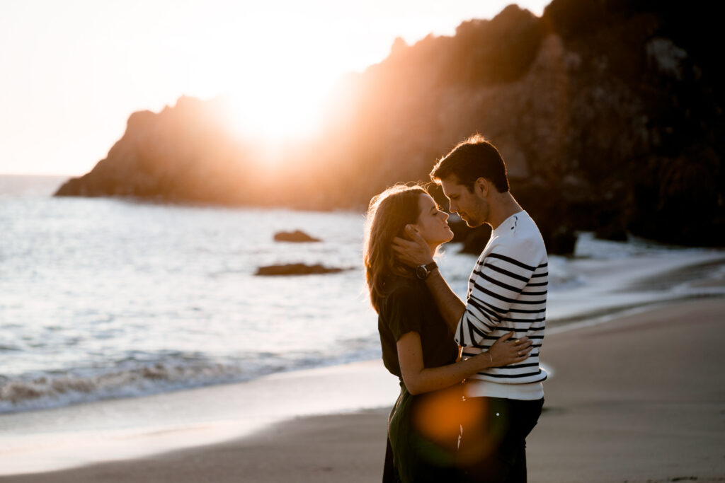 découvrez une jolie séance couple à la plage. Coucher de soleil amour et charme de la côte ouest