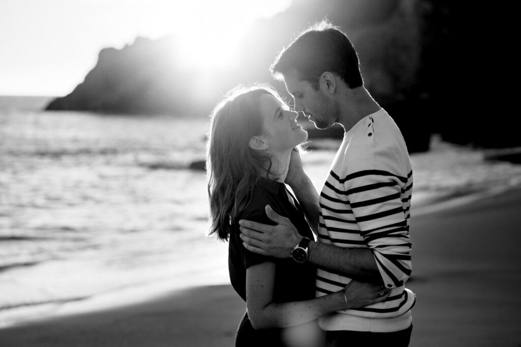 découvrez une jolie séance couple à la plage. Coucher de soleil amour et charme de la côte ouest