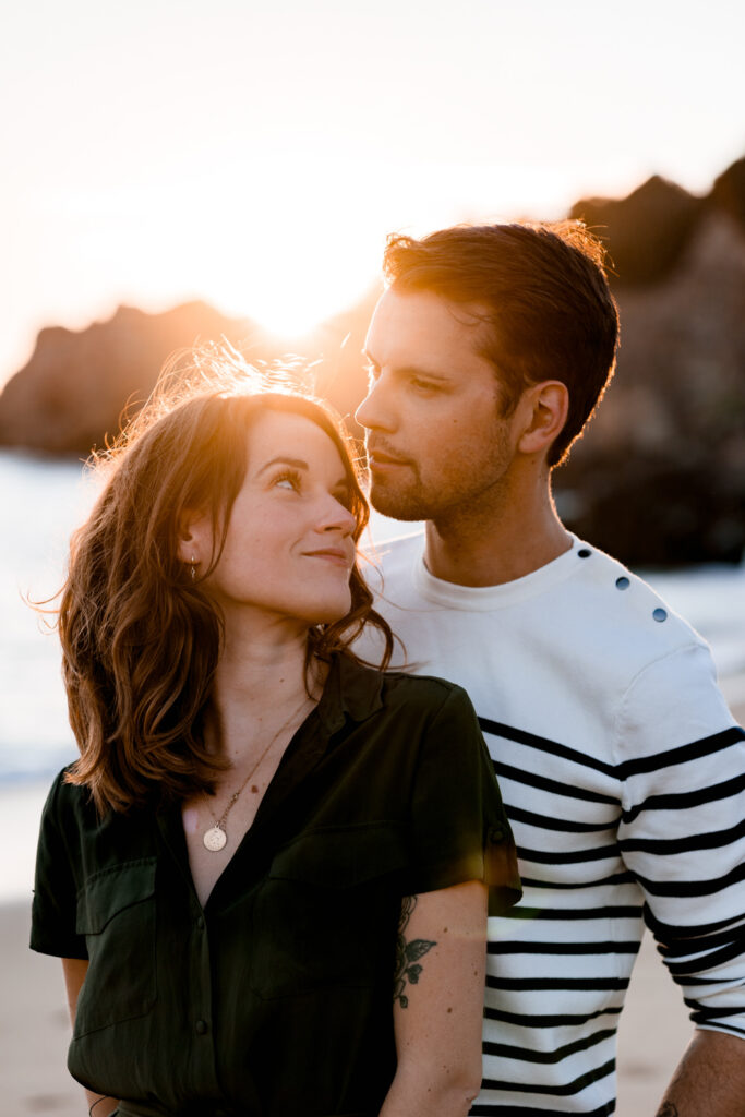 découvrez une jolie séance couple à la plage. Coucher de soleil amour et charme de la côte ouest