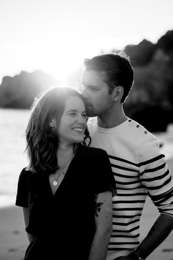 découvrez une jolie séance couple à la plage. Coucher de soleil amour et charme de la côte ouest