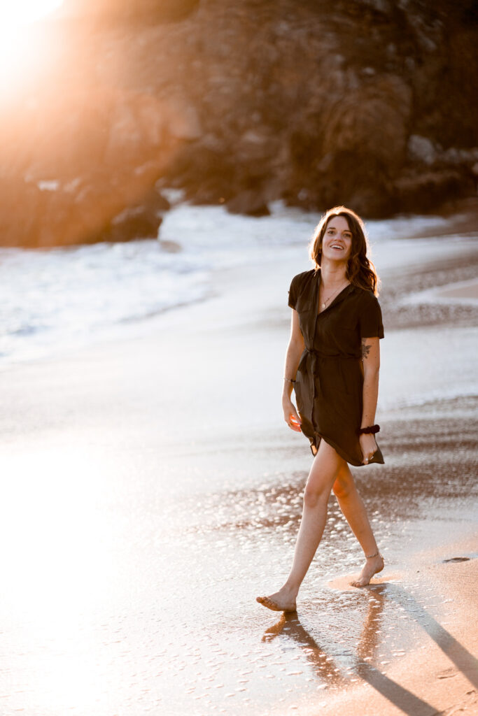 découvrez une jolie séance couple à la plage. Coucher de soleil amour et charme de la côte ouest