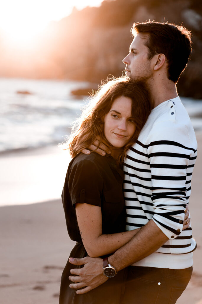 découvrez une jolie séance couple à la plage. Coucher de soleil amour et charme de la côte ouest