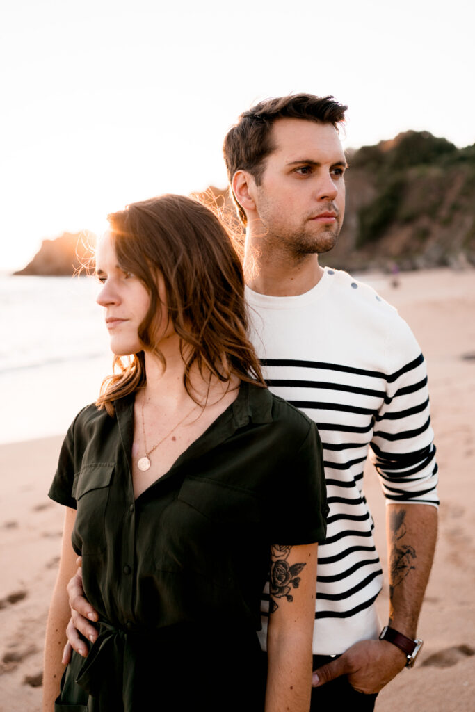 découvrez une jolie séance couple à la plage. Coucher de soleil amour et charme de la côte ouest