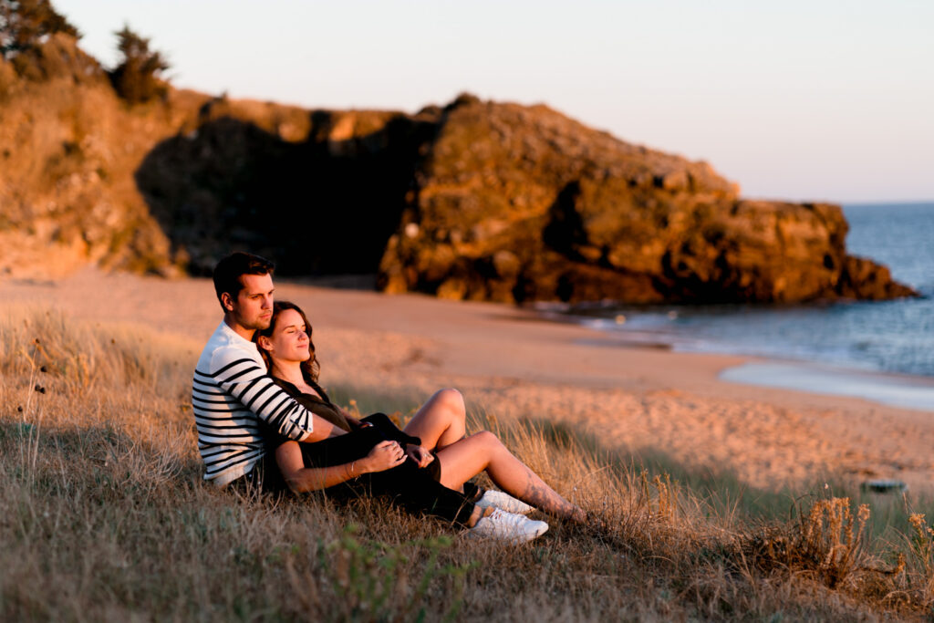 découvrez une jolie séance couple à la plage. Coucher de soleil amour et charme de la côte ouest