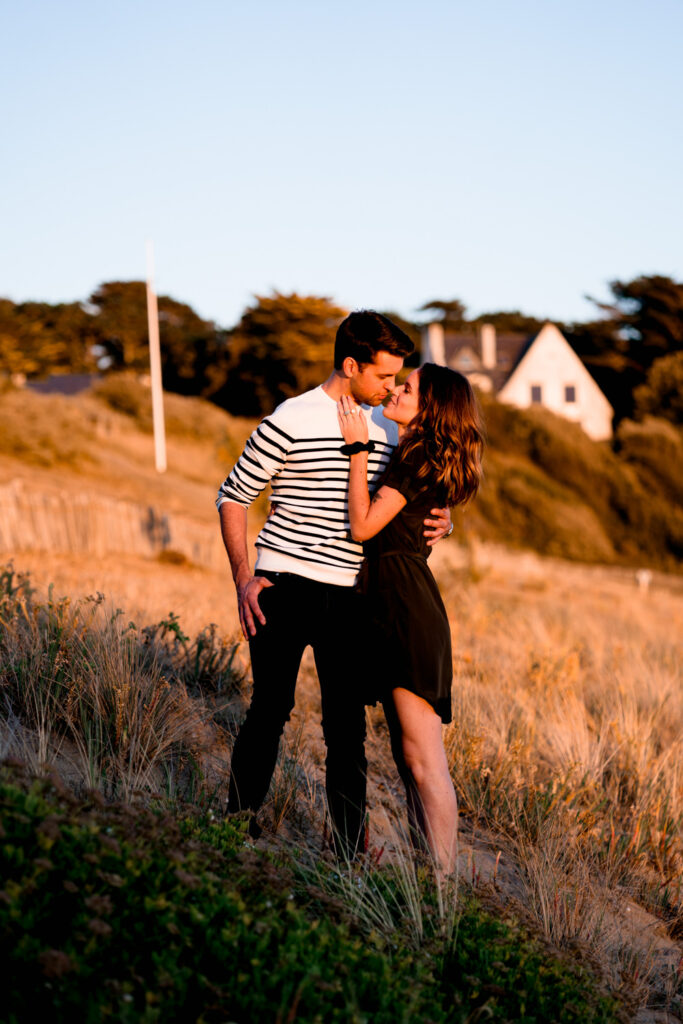 découvrez une jolie séance couple à la plage. Coucher de soleil amour et charme de la côte ouest