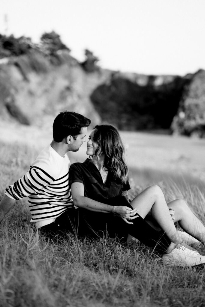 découvrez une jolie séance couple à la plage. Coucher de soleil amour et charme de la côte ouest