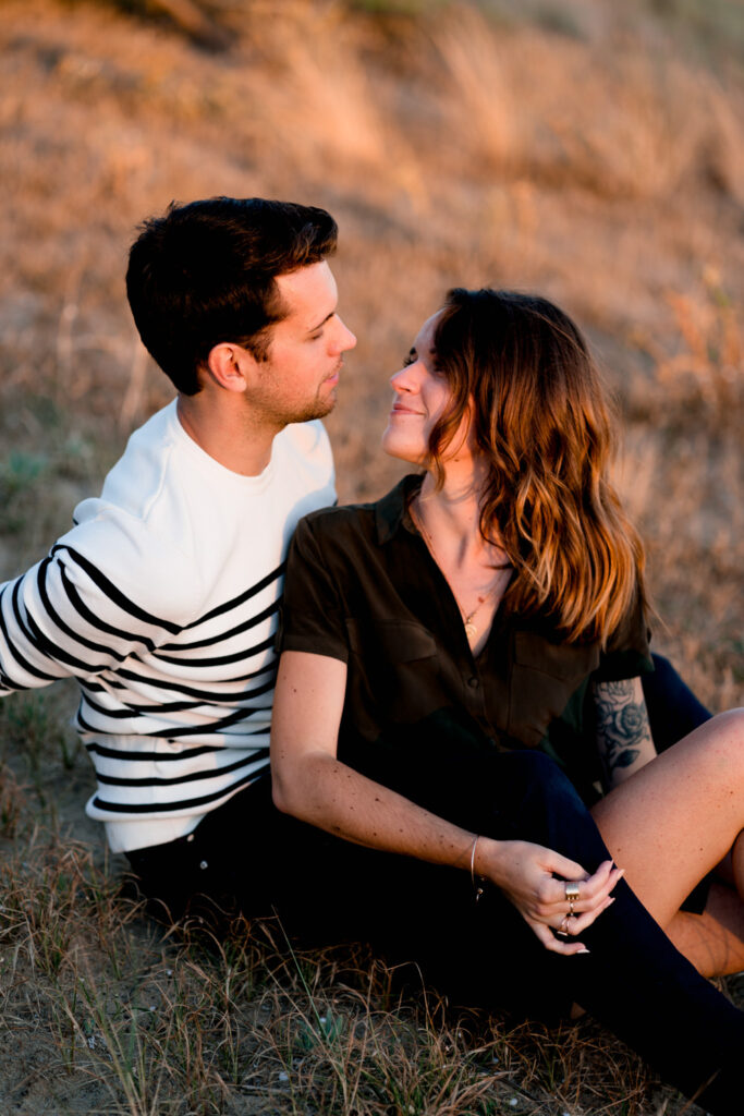 découvrez une jolie séance couple à la plage. Coucher de soleil amour et charme de la côte ouest