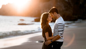 découvrez une jolie séance couple à la plage. Coucher de soleil amour et charme de la côte ouest